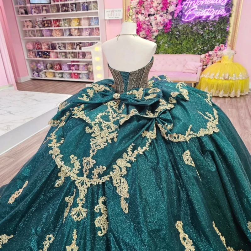 فساتين Quinceanera باللون الأسود والأخضر اللامع قبالة الكتف مزين بالذهب والدانتيل مطرز بفيونكة كريستال تول فستان حفلة عيد ميلاد حلو 16