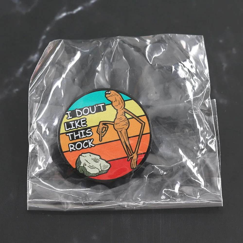 Ich mag diesen Stein nicht. Lustige Marcus The Worm Meme Brosche – ein verrücktes Accessoire für Kleidung und Taschen. – Detail 12