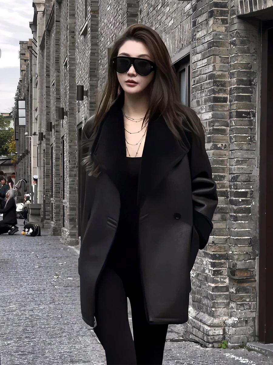 جاكيت نسائي جديد من الجلد الصناعي (PU) بتصميم متوسط الطول، قابل للارتداء على الوجهين، مثالي للخريف والشتاء، بلمسة عصرية أنيقة.