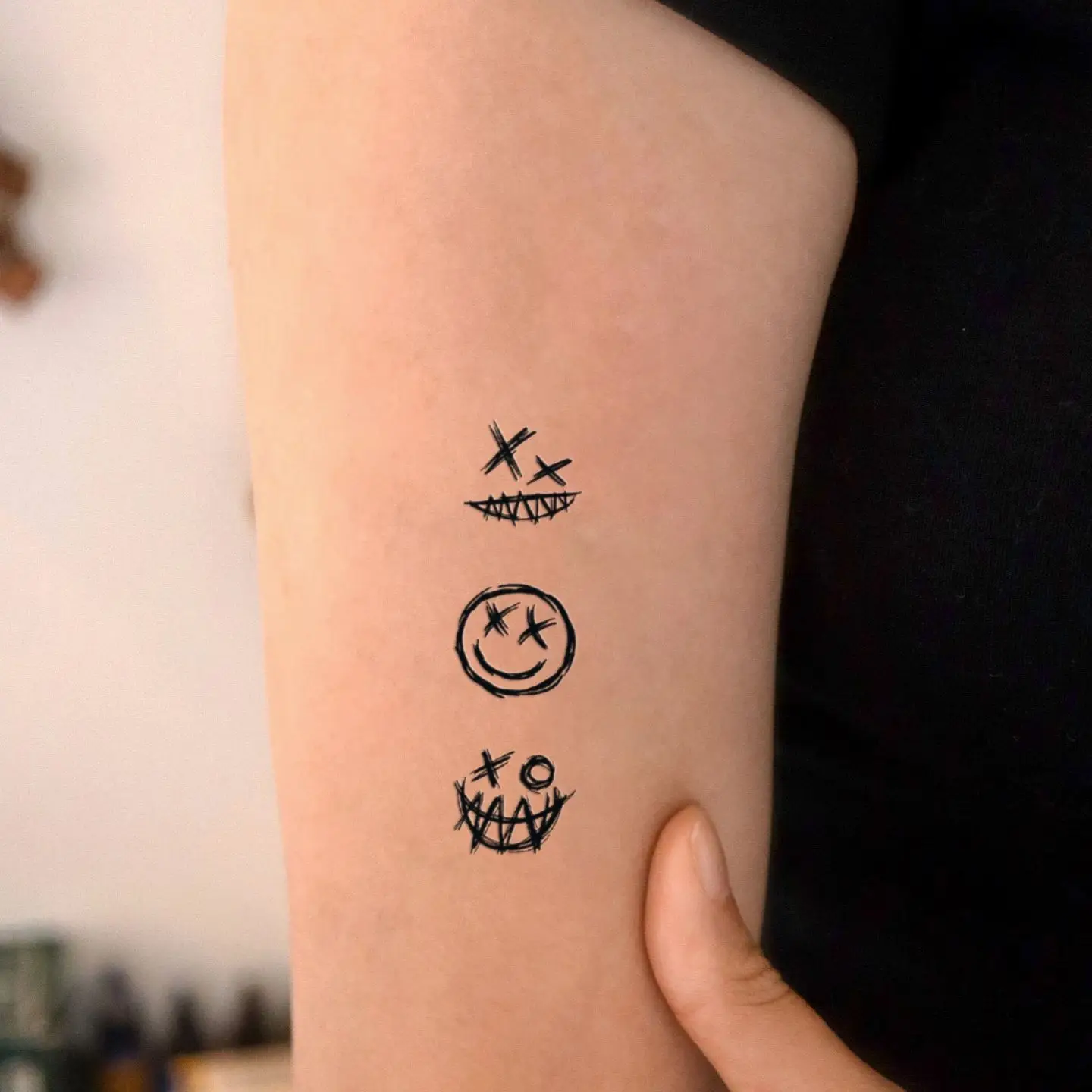 Pegatina de tatuaje temporal para hombres y mujeres, tatuaje mágico impermeable, cara sonriente, sol, arte corporal, brazo, muñeca, tatuaje falso, 1PC