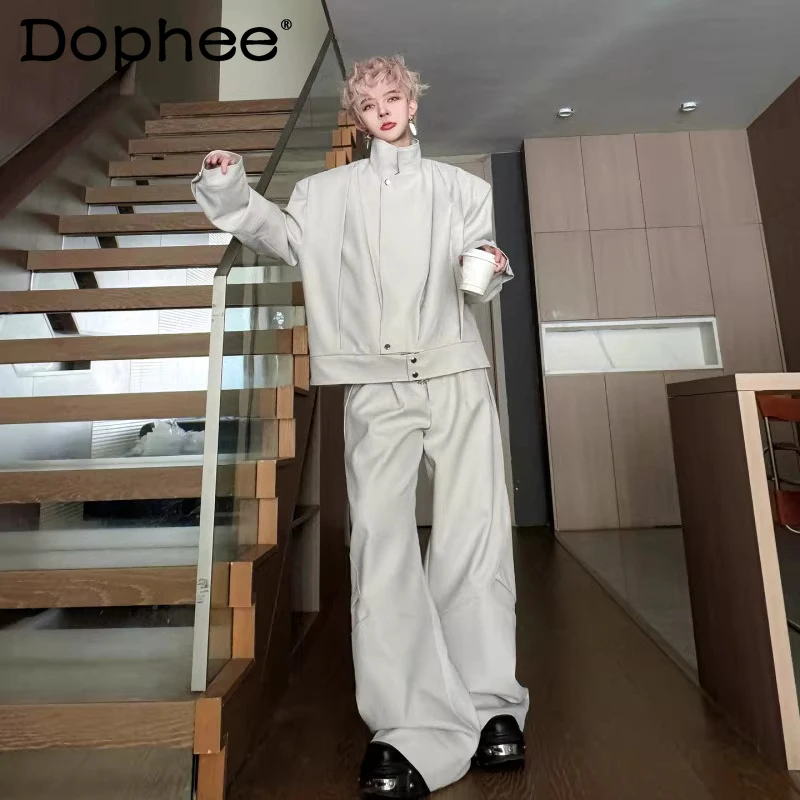 

Мужской модный комплект-двойка 2026 года: стильная куртка с воротником-стойкой и удобные однотонные брюки. Элитный трендовый комплект из двух предметов.