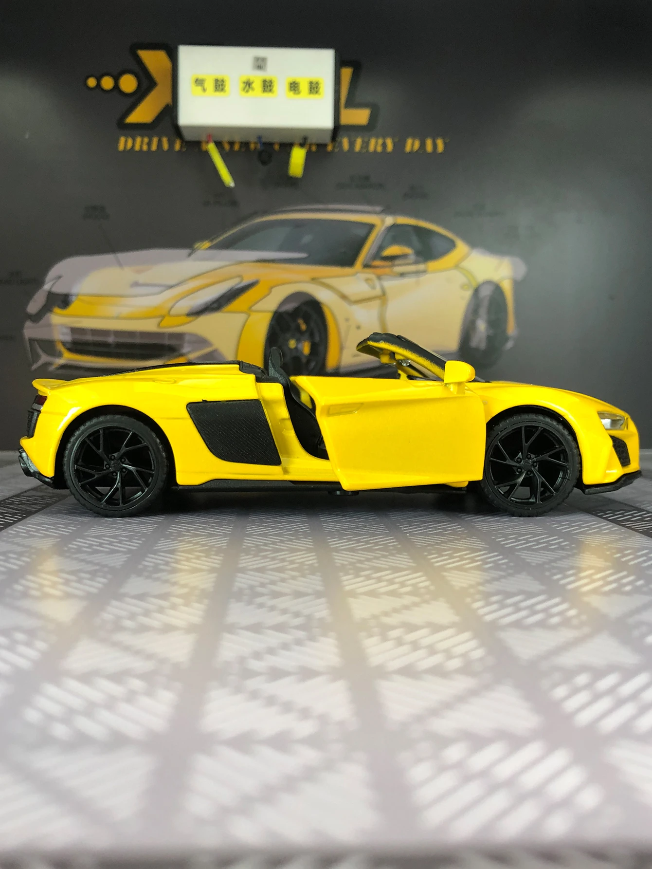 1:32 AUDI R8 V10 Legierungs-Rennwagenmodell, die Autotür kann geöffnet werden, kann als Geburtstagsgeschenk an Freunde gegeben werden