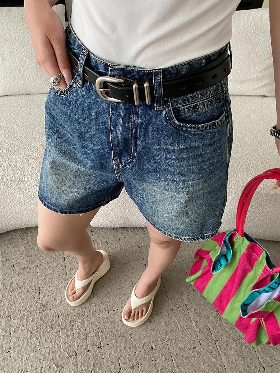 Sommerliche Damen-Shorts aus Baumwoll-Denim in einfarbigem amerikanischem Retro-Stil mit hoher Taille, schlank machendem A-Linien-Schnitt und weitem Bein. – Detail 6