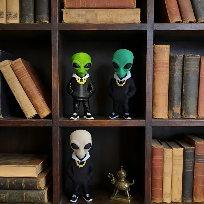 1 Piece Green Alien Figure with Pocket Design, 3D Printed Alien Decoration, Alien Figure in Black Clothing, Standing Figure Desktop Ornament, Office Desk Decoration, Home Decor, Suitable for Placing on Desk, Office Desk, Bookshelf, Living Room, Bedroom, Etc., the Best Gift for Giving