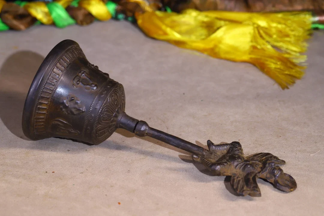 

10-дюймовый тибетский старинный бронзовый колокол-амулет с узором Гаруды, цинобрем и Буддой Шакьямуни, для молитвенного зала