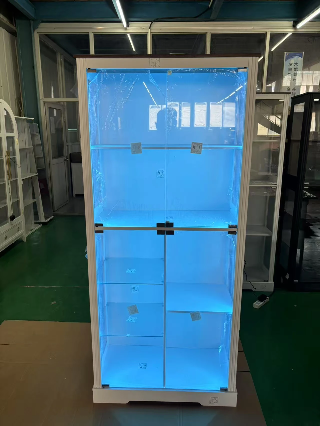 خزانة عرض مقاس 71 بوصة بأبواب زجاجية، وخزانة تحف حديثة مع 3 أضواء ملونة، وحافظات عرض زجاجية مكونة من 7 طبقات للمقتنيات،