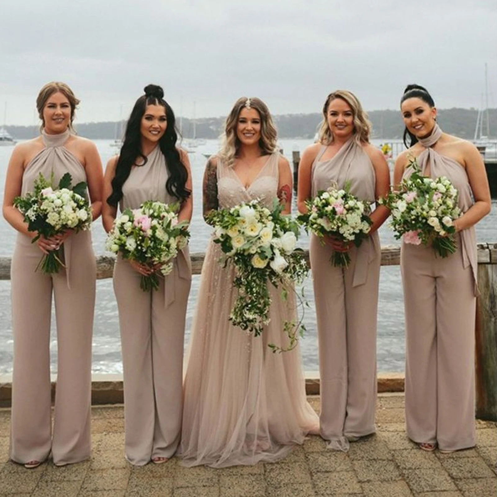 Jumpsuit sifon tanpa lengan pengiring pengantin elegan bahu terbuka Halter Maid Of Honor Pantsuits dibuat sesuai pesanan Mujer Invitada Chic