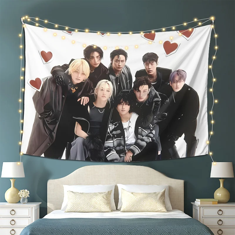 VIKAMA Stray Kids Mitglieder-Illustrations-Wandteppich K-Pop Fan Support Wandbehang mit Herz-Elementen für Schlafzimmerdekoration