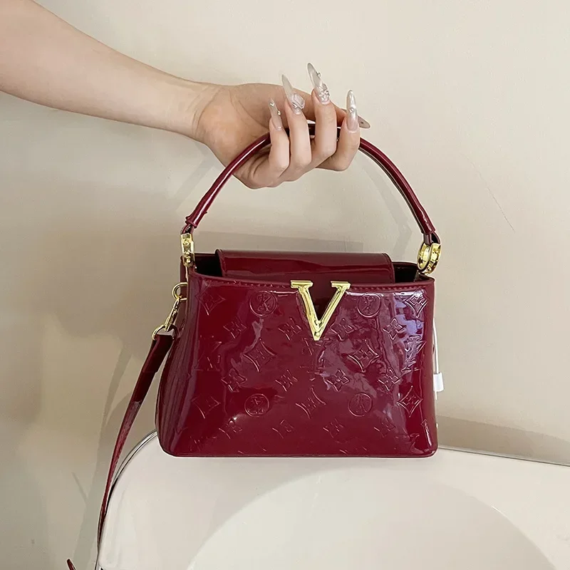 حقيبة نسائية جديدة من الجلد اللامع لعام 2025 - حقيبة كتف منقوشة بحروف وحزام كتف قابل للتعديل للاستخدام اليومي والتواريخ #5