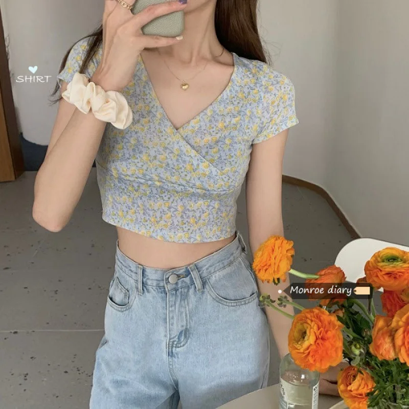 

Floral T-Shirt Design, Slim Fit Short Sleeved, Summer V-Neck Short Cut, High Waist, Exposed Navel Top