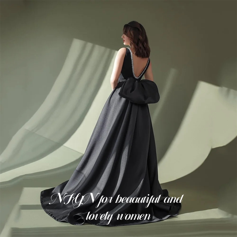 NFYN Schwarzes formelles Kleid, A-Linie, ärmelloses Ballkleid, offener Rücken, Kristall-Abendkleider mit Schleife und Schlitz, moderner Stil, individuell gestaltet