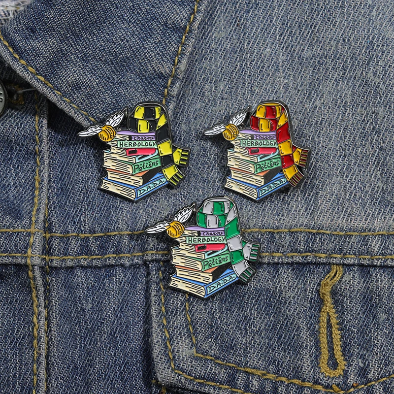Pines de esmalte del mundo de libros mágicos, broches de bufanda de bruja escolar de mago personalizados, insignia de solapa de mochila, regalos de joyería para niños y amigos