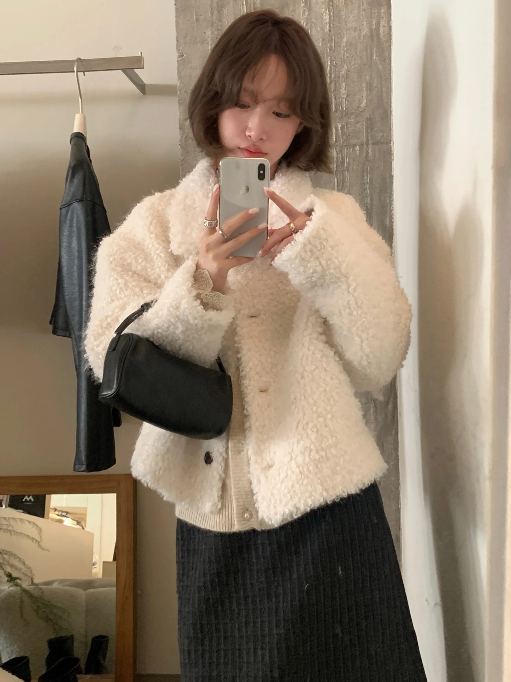 เสื้อโค้ทขนเฟอร์สไตล์เกาหลีสำหรับผู้หญิง น่ารัก สดใส ดูอ่อนเยาว์ ติดกระดุมเม็ดเดียว อุ่นสบาย นุ่มนวล ให้ลุคหวานละมุน