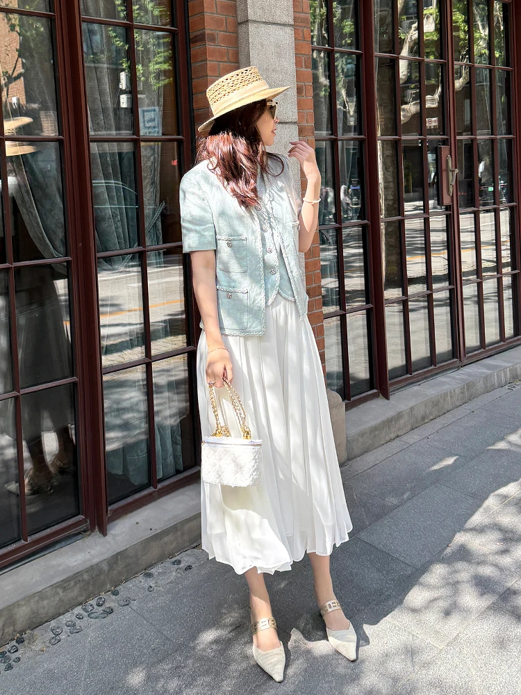 

Летний комплект из трех предметов: жилет, юбка и футболка из роскошного золотистого шелкового льна в стиле Little France.