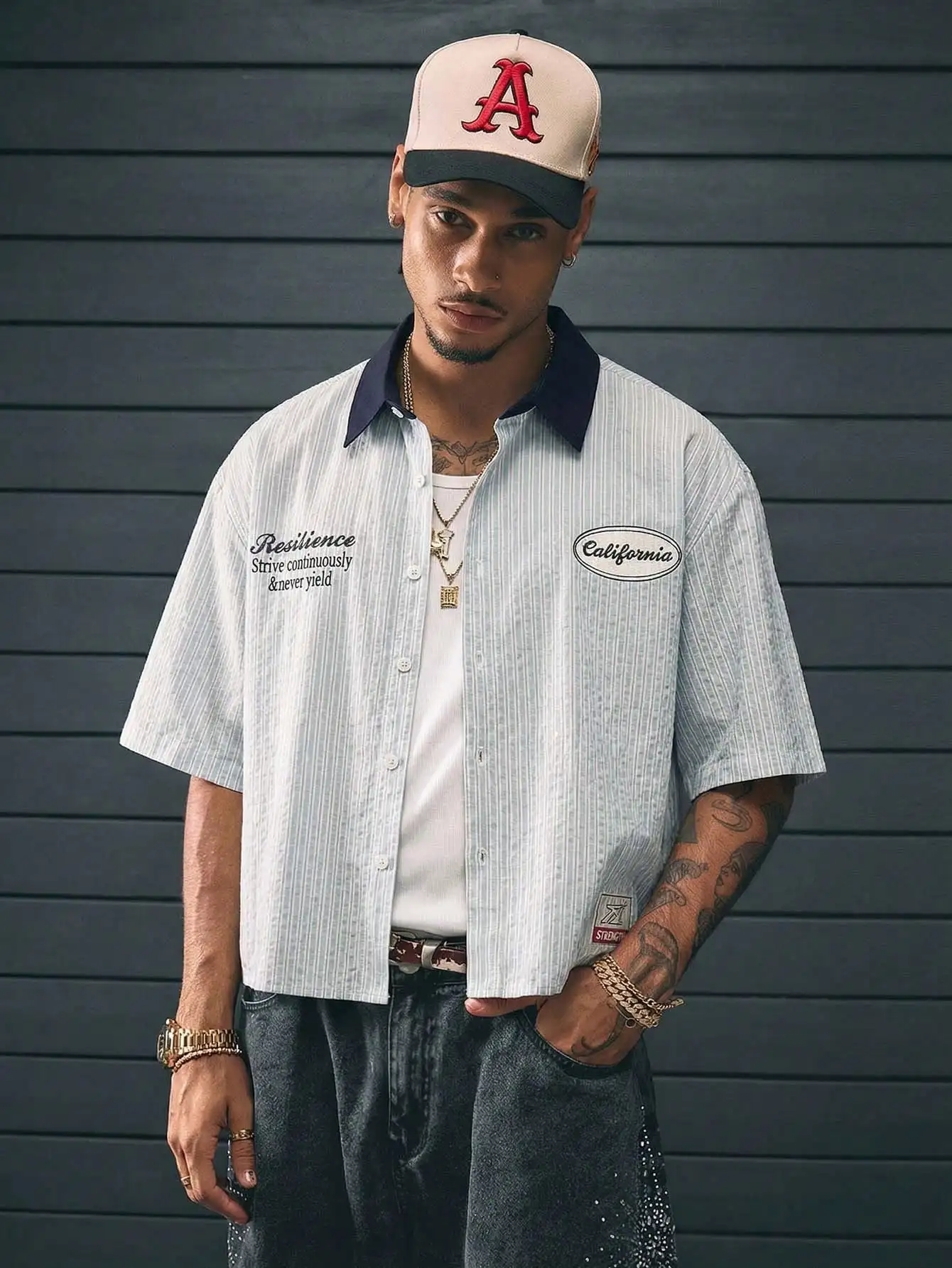 

Мужская рубашка свободного кроя с коротким рукавом, полосатая, с вышитой нашивкой с текстом