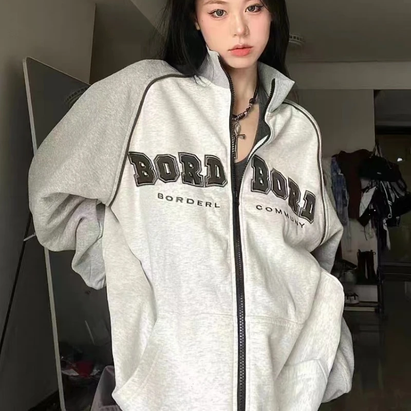 Jaket Sweatshirt ritsleting Amerika wanita, atasan kerah berdiri lengan panjang cetak huruf longgar mode kasual dasar Streetwear perempuan