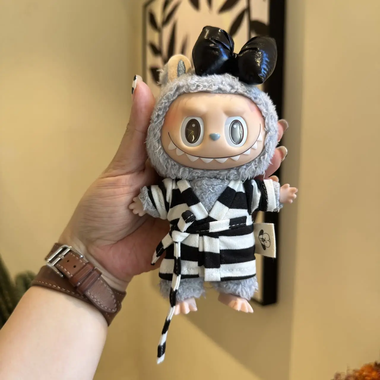 

Clothes For Labubu 15/17Cm Dolls Gen 1-3 Black Bow Wearing Striped Bathrobe Plush Little Monster Apparel Hanging Accessories