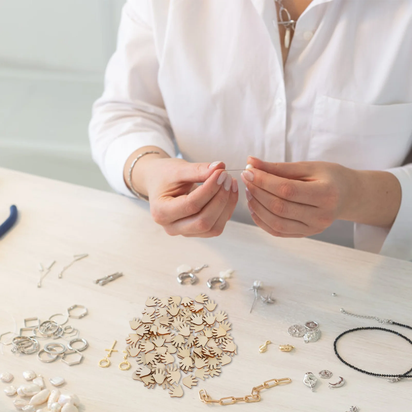 

200Pcs Hand Shaped Blank Wooden Pieces Natural Unfinished Wood Palm Craft Cutouts DIY Supplies Home Decor Photo Props Wood Hand