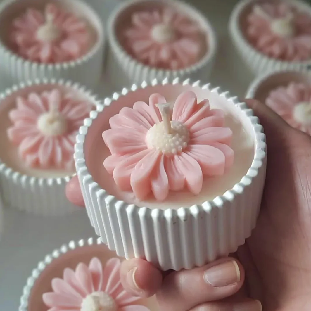 Handgefertigte Gänseblümchen-Gipskerze mit einzigartiger Behälter, birnenförmige, mit Freesie duftende Sojawachskerze für Zuhause, Aromatherapie-Geschenk für Frauen