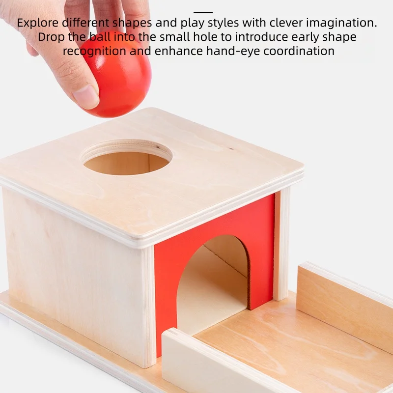 กล่องของเล่นโยนลูกบอลไม้: ลูกบอลสีแดงกลิ้งเข้าออกได้ ขณะที่เด็กเล่นด้วยมือ สนุกสนาน พร้อมพัฒนาการประสานงานระหว่างมือและตา