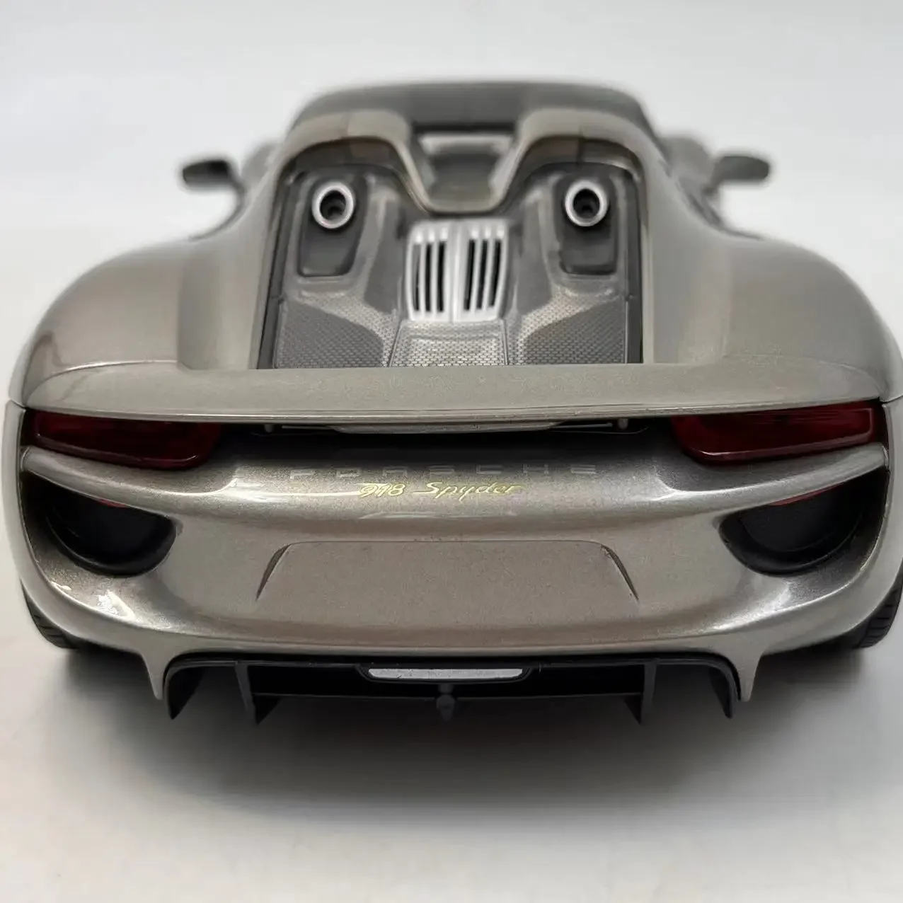 Welly 1:18 Scale Porsche 918 Spyder Two-door Roadster Simulation Alloy Diecast Car Model Collectible Toy Gift Display