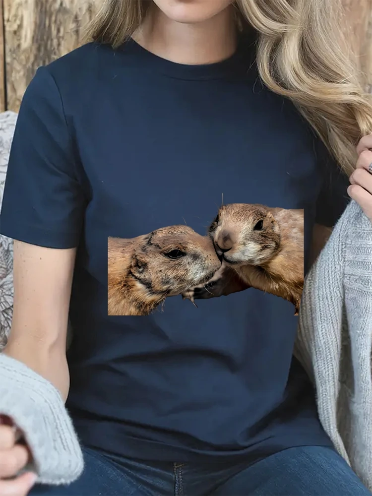 

Футболка, милый графический принт Prairie Dog Kiss, очаровательный животный дизайн, повседневная свободная футболка с короткими рукавами, модная уличная футболка