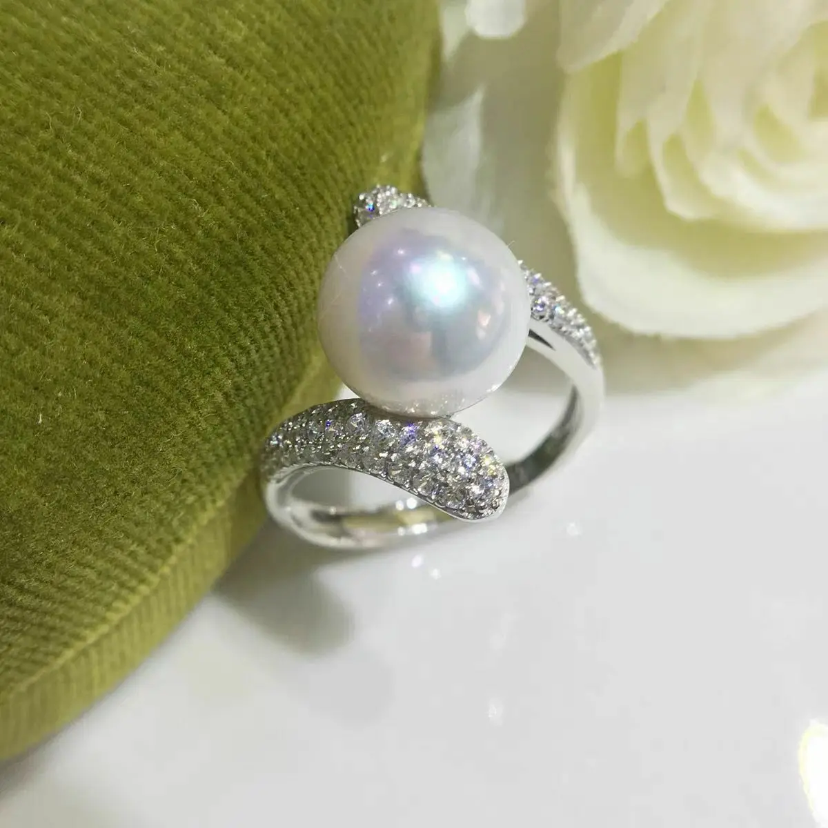

Gorgeous 10-11mm South Sea Round White Pearl Ring 925s