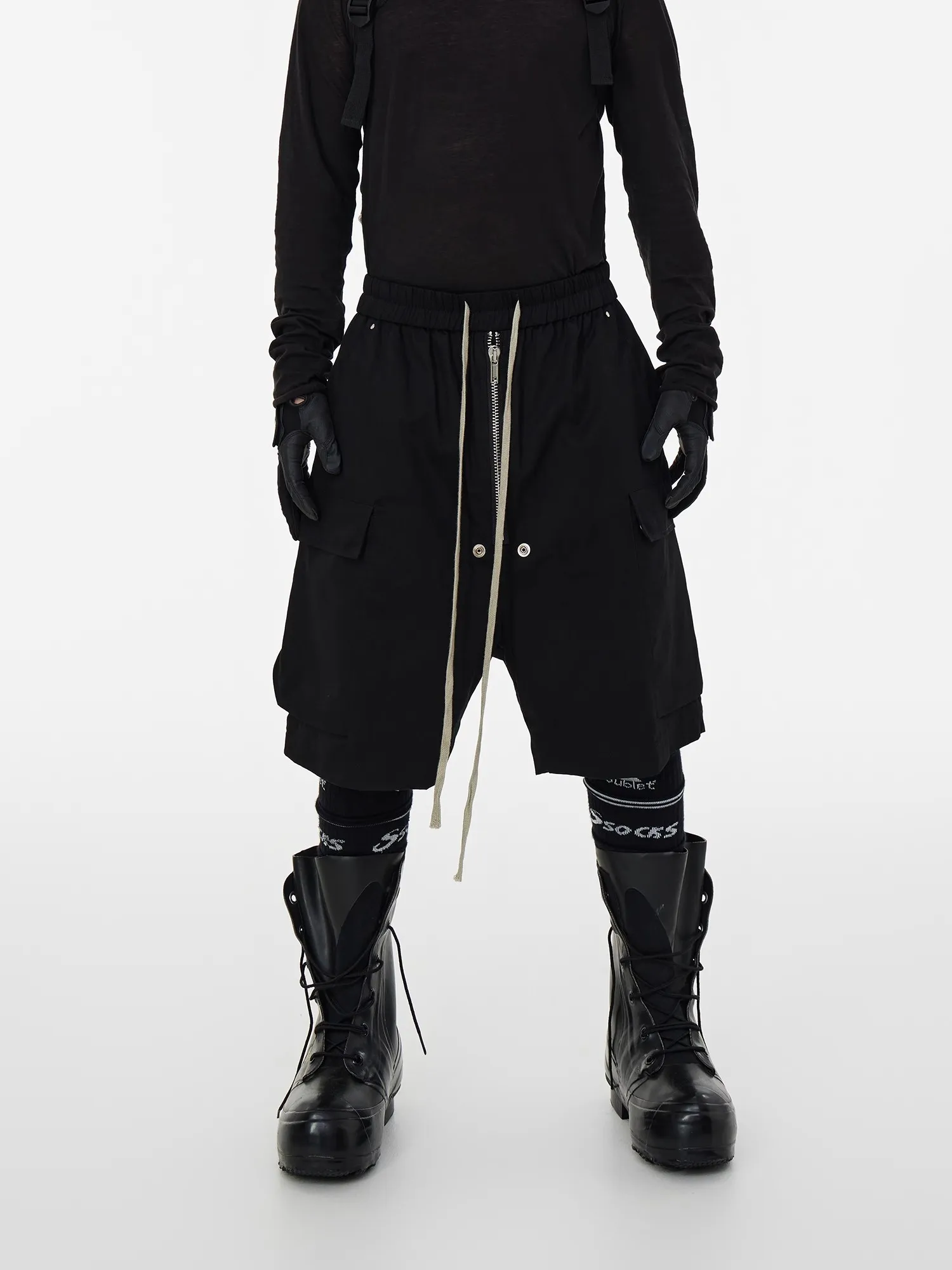 Mauroicardi ฤดูใบไม้ผลิฤดูร้อน Cool หล่อสีดํา Cargo กางเกงขาสั้นสําหรับชายสูงเอวสั้นตรงกางเกงเสื้อผ้า 2025