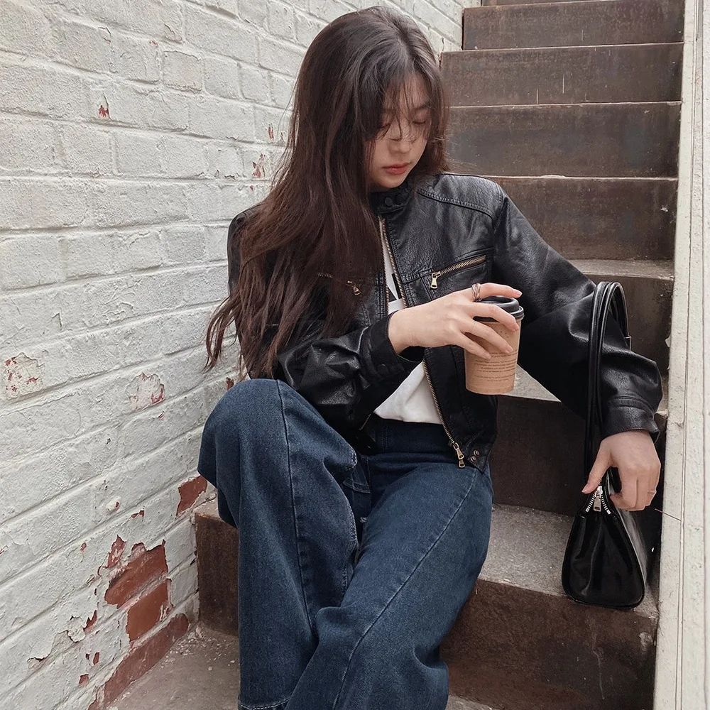 レディースフェイクレザージャケット ショート丈 無地 ジッパー 長袖 ポロカラー ややストレッチ ストリート系 ルーズ カジュアル 2025年秋