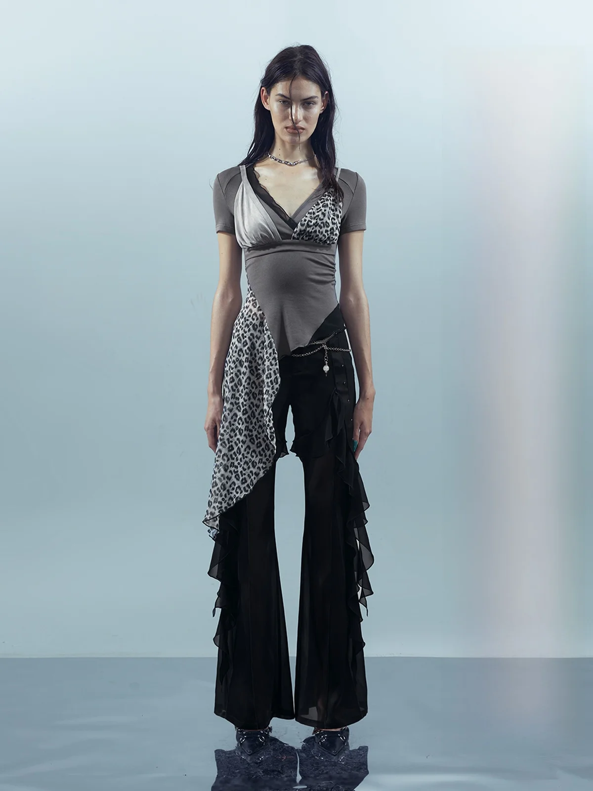 

Футболка NORTH NODE "Tribe Focus" с леопардовым принтом, V-образным вырезом, коротким рукавом, асимметричным кроем, облегающая, из смесового хлопка, летняя.