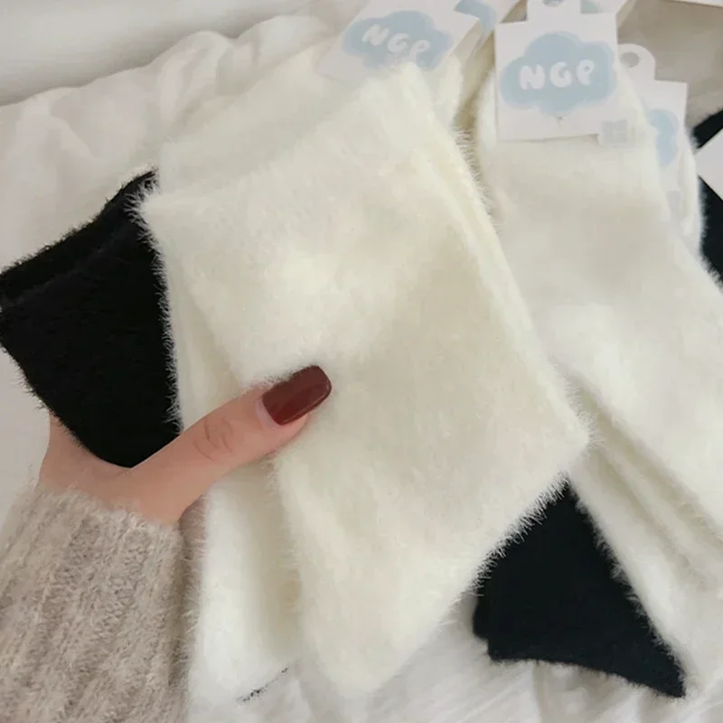 Chaussette en velours de vison poilu confortable automne hiver bonneterie épaissie peluche chaud sol sommeil maison chaussettes moelleux blanc noir chaussettes douces