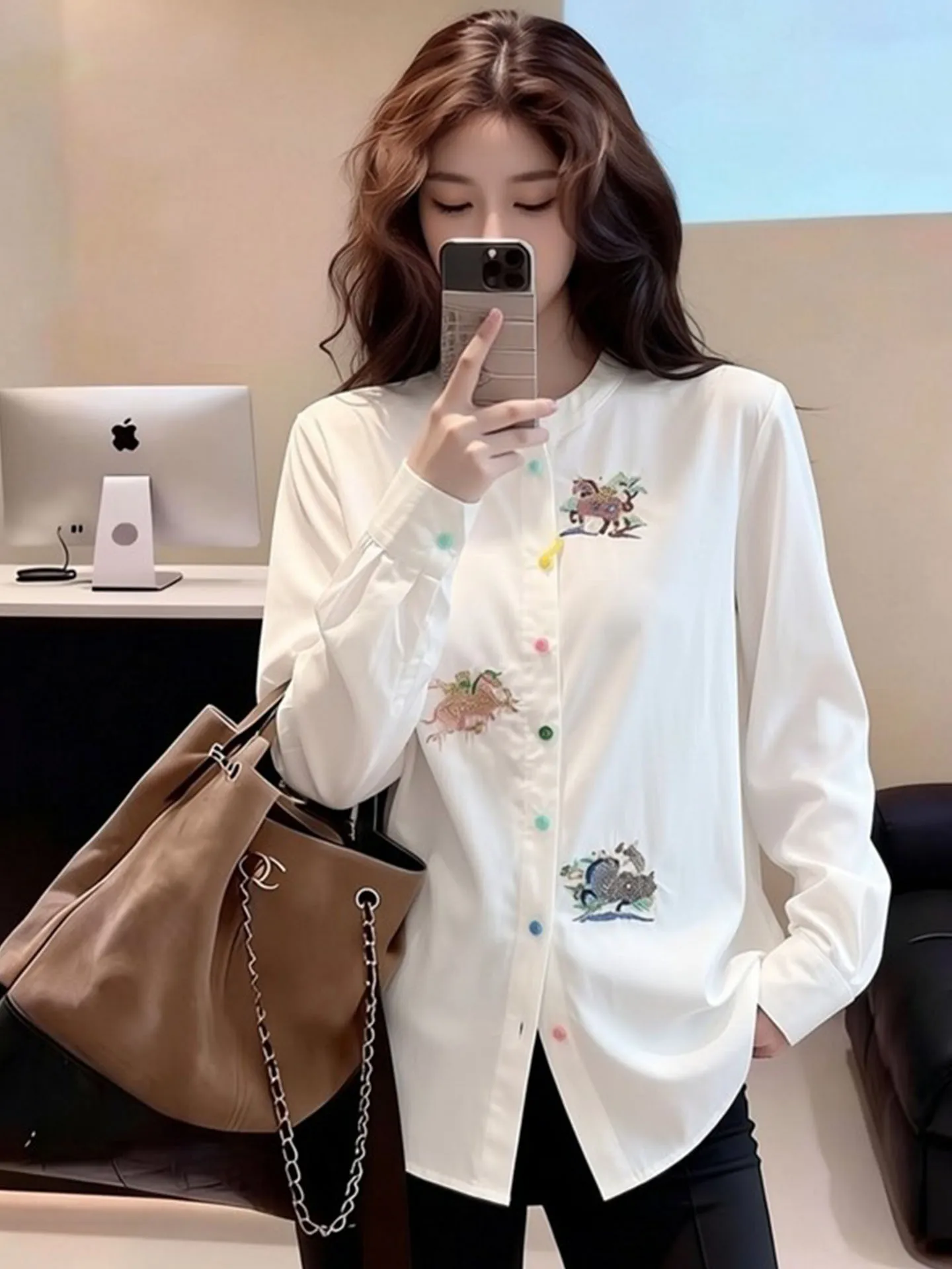 

Женская белая рубашка с вышивкой, на пуговицах, длинная, для повседневной носки, весенняя новинка, универсальный топ