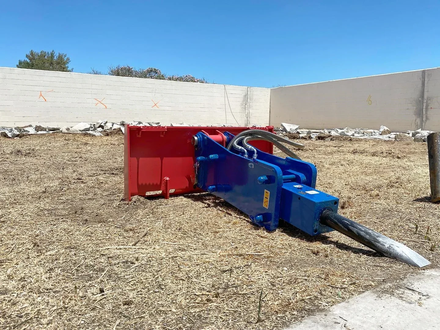 قاطع مطرقة جرافة انزلاقية صغيرة