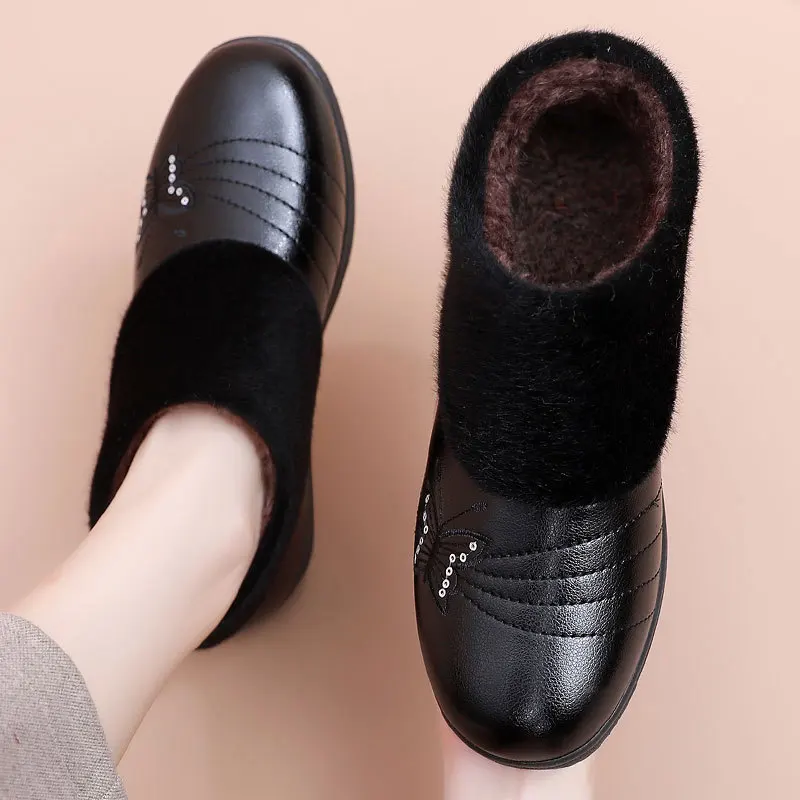 2026 Women's Winter Old Beijing Cotton Shoes Waterproof Warm PU Leather Anti Slip Cotton Shoes Embroidery Velvet Mom Shoes