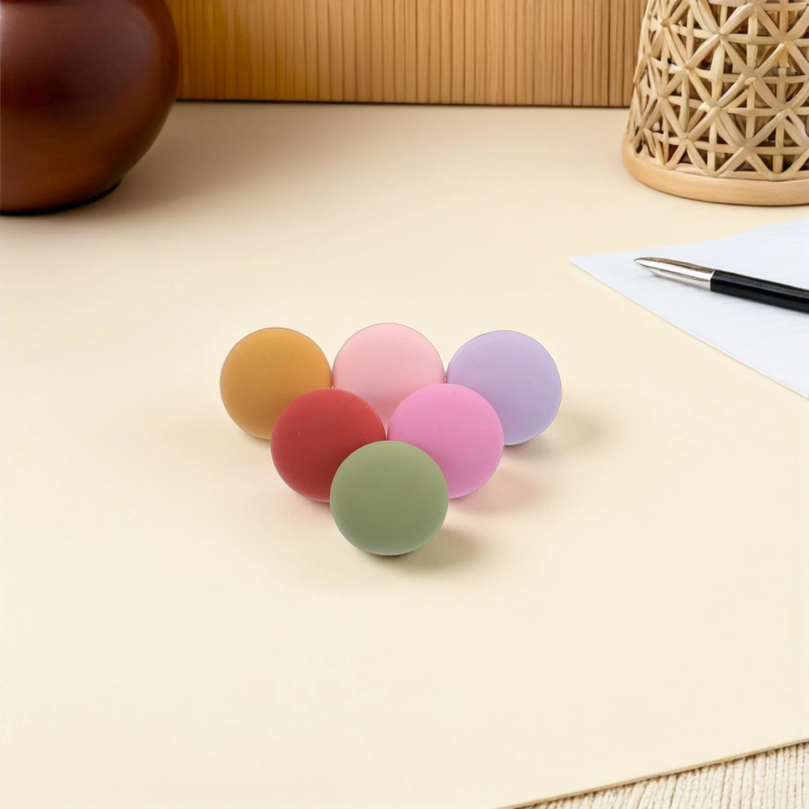 30 pz Macaron Puntine Opache Mezza-Rotonda Puntine Per Il Sughero Bordo In Resina Decorativa Ufficio Puntine Mappa Colorata Spilli Riutilizzabili