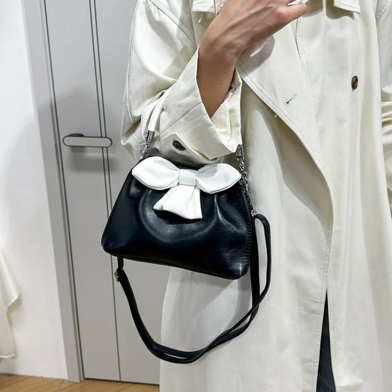 

Элегантная женская парчовая сумка с тканой отделкой для праздничного и радостного зимнего внешнего вида