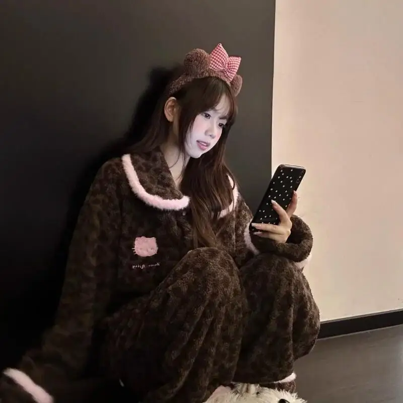 

Женский пижамный комплект Hello Kitty, утолщенная домашняя одежда на флисовой подкладке с леопардовым принтом, коралловый флис Sanrio, зимняя одежда для сна для девочек