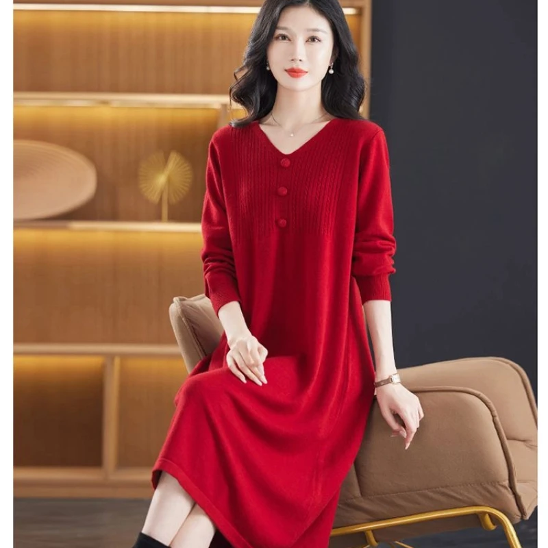 فستان محبوك أحمر للنساء، أزياء أنيقة مع أزرار وتصميم رقبة على شكل V مناسب لخريف وشتاء