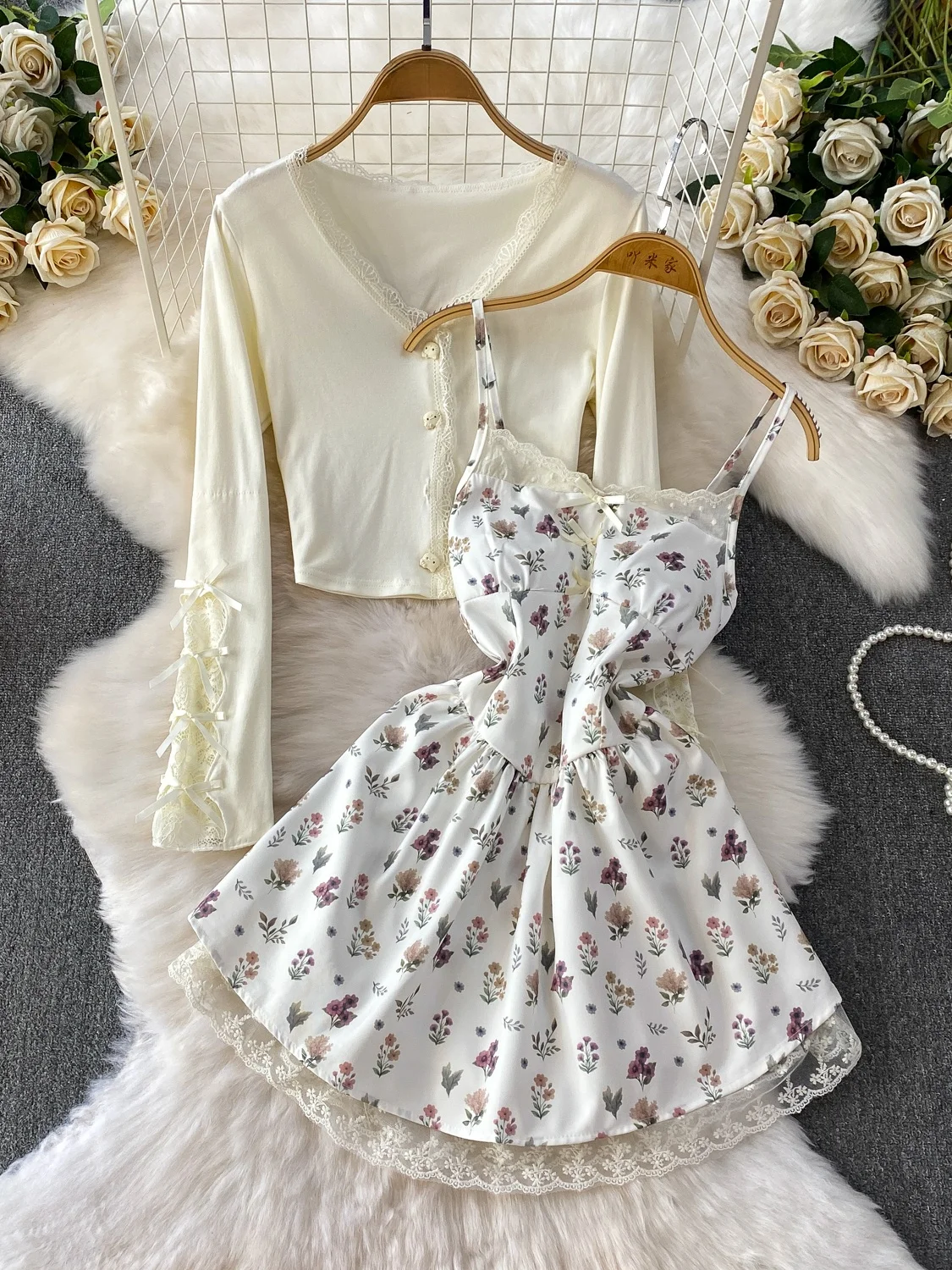 

Нежный мягкий бежевый кружевной топ с v-образным вырезом на пуговицах, милым цветочным узором и нагрудным ремнем, комплект юбки Dr ort, женская мода