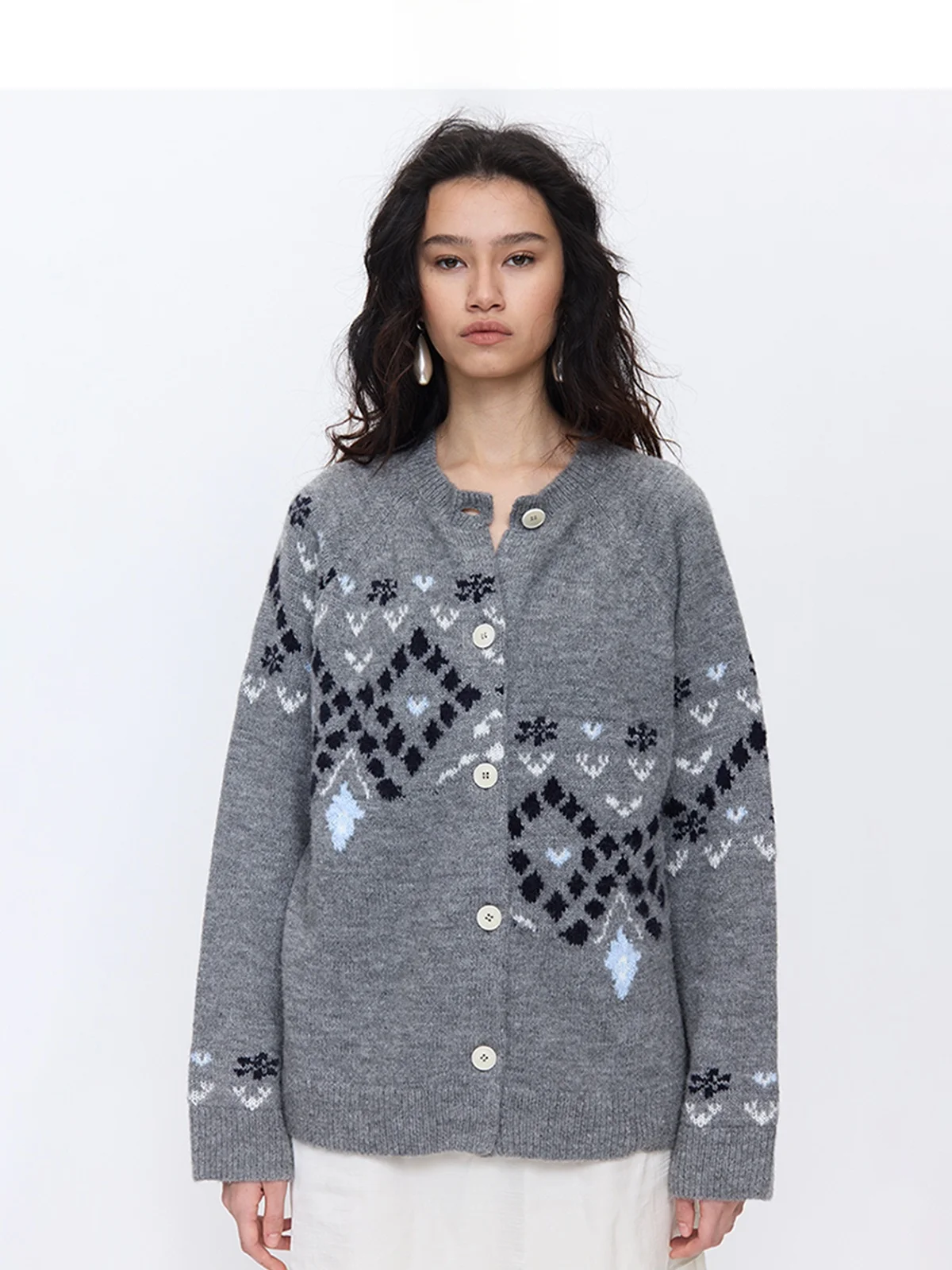 

Женский свитер Albert ey Geometric Asymmetric Fair Isle от Sagestudio, с длинными рукавами, для повседневной носки, стандартный крой, из шерстяной смеси, вязаный.
