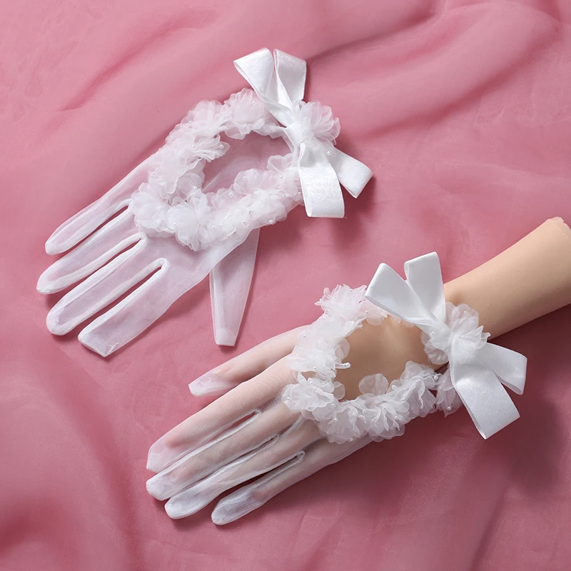 The bride's accessory is a pair of white minimalist bow decorated split finger gloves suitable for women's wedding parties