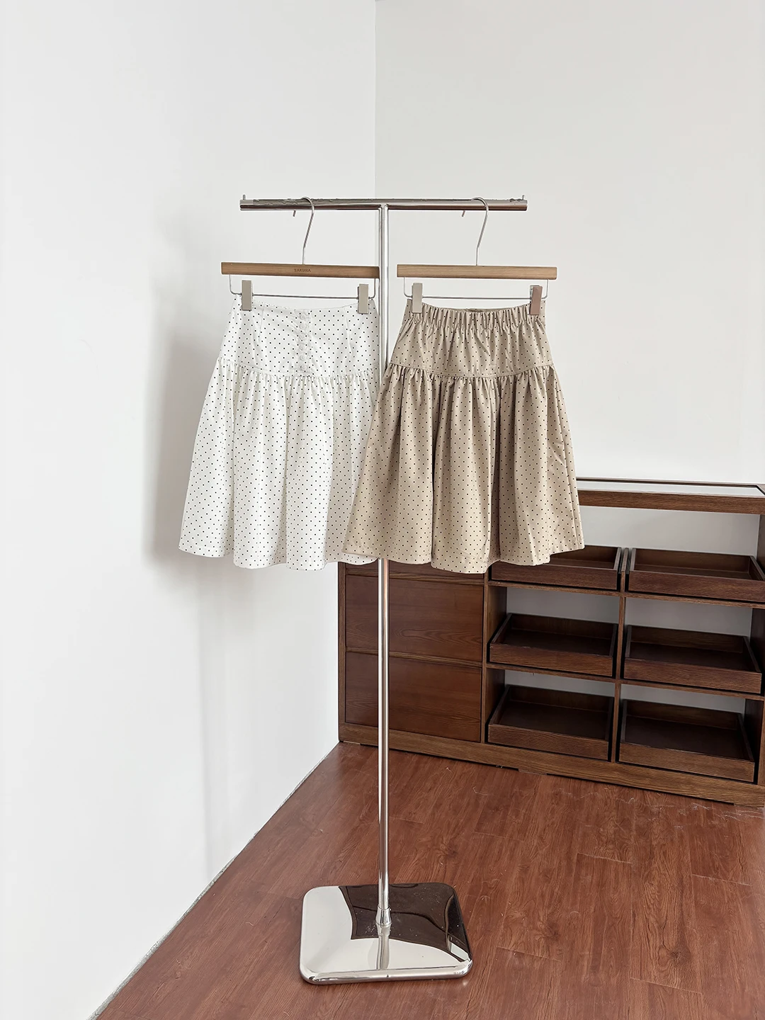 

Весна 2026: Новая женская юбка миди А-силуэта с завышенной талией в горошек, визуально стройнящая, универсальная, для создания молодого образа