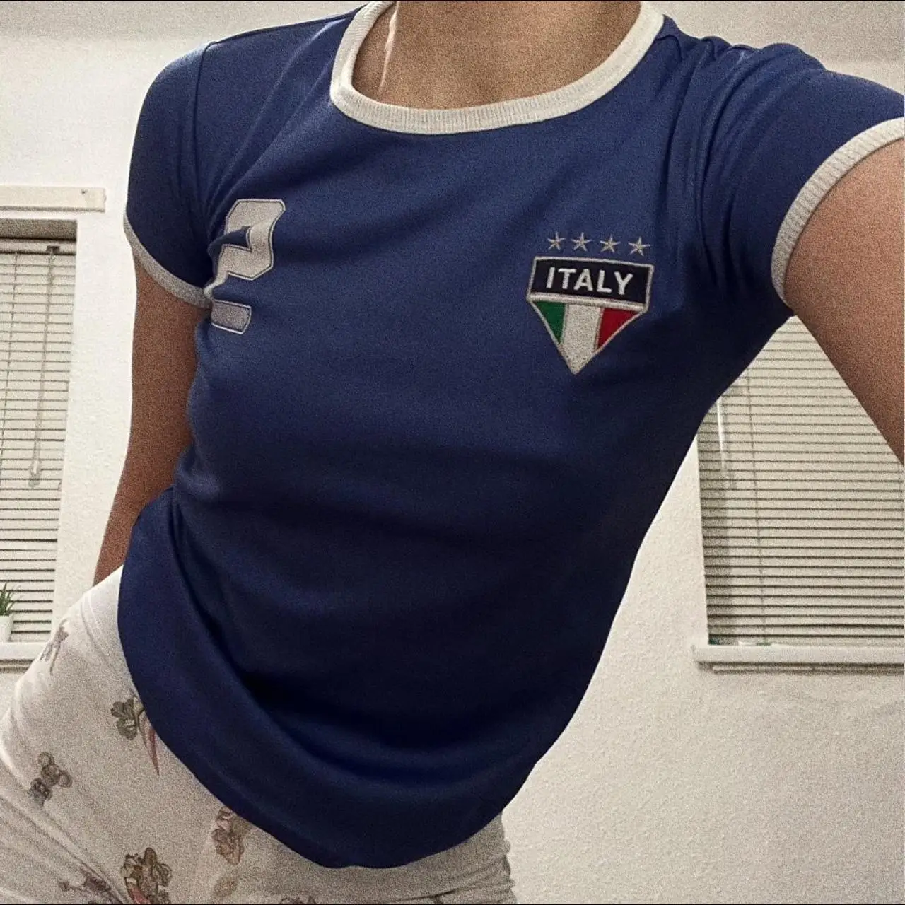 Y2K été T-shirt pour femme avec des lettres brodées rétro et des couleurs contrastées, numéro bleu foncé polyvalent chemise à manches courtes