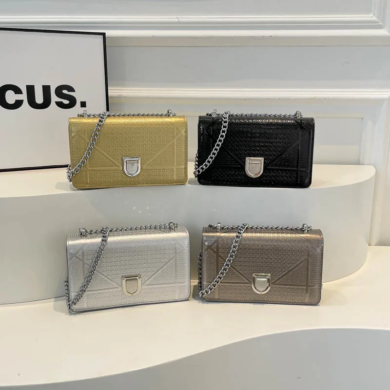 

Women Textured Chain Crossbody Bag Solid Color Synthetic Leather Rectangle Shoulder Bags American Vintage Metal Style Handbags