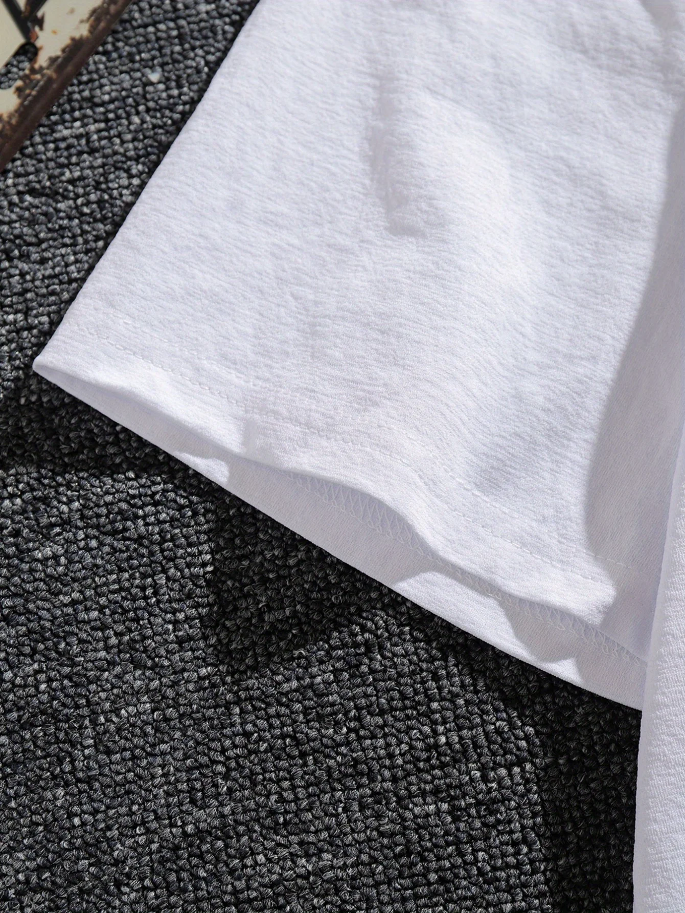 Camiseta feminina confortável com estampa vibrante, é meu aniversário – poliéster, gola redonda, manga curta com gráficos coloridos de festa – casual