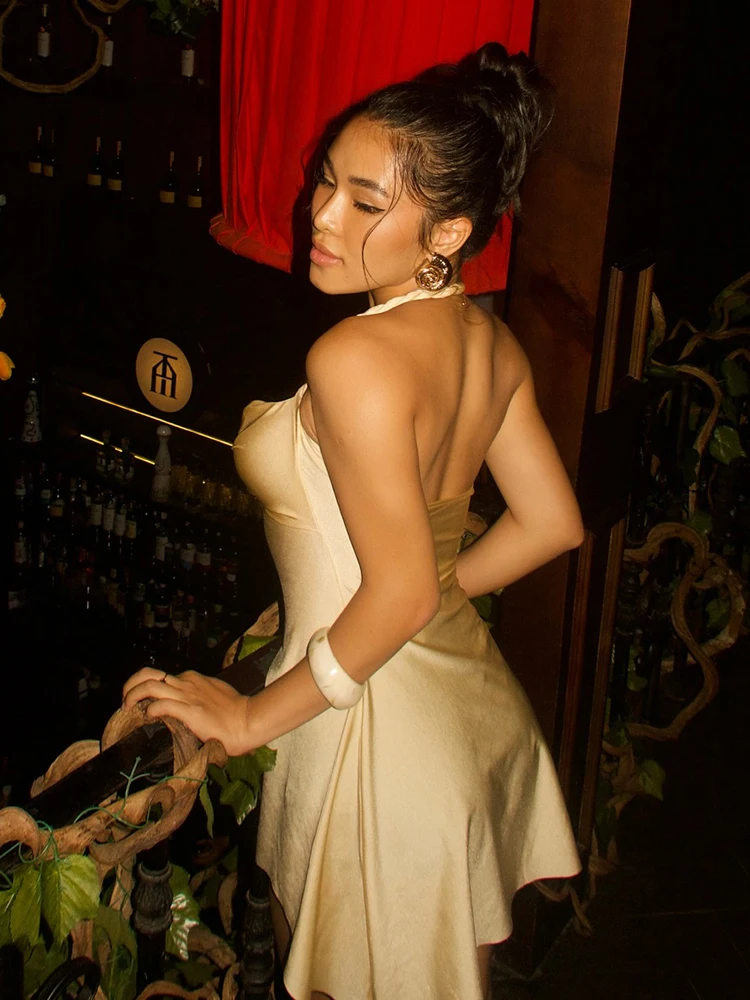 이상한 Puss Shell 메탈 새틴 드레스 여성 Y2K Plait Halter 섹시한 로우 넥 불규칙한 백리스 민소매 Ruched Summer Mini Bodycon