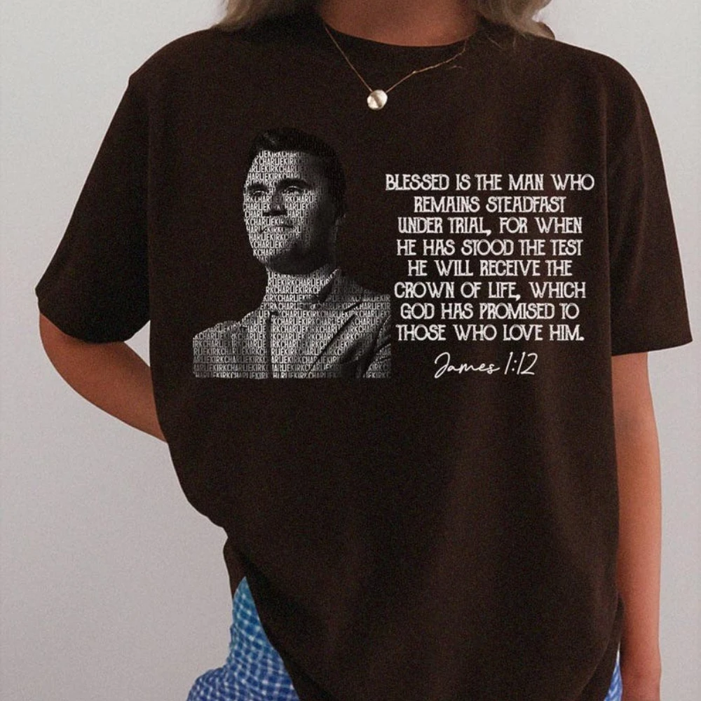 Camisa con versículo bíblico de Charlie Kirk, James 1:12, un verdadero patriota en la memoria amorosa de Charlie Kirk Nuevo en camisetas y camisetas