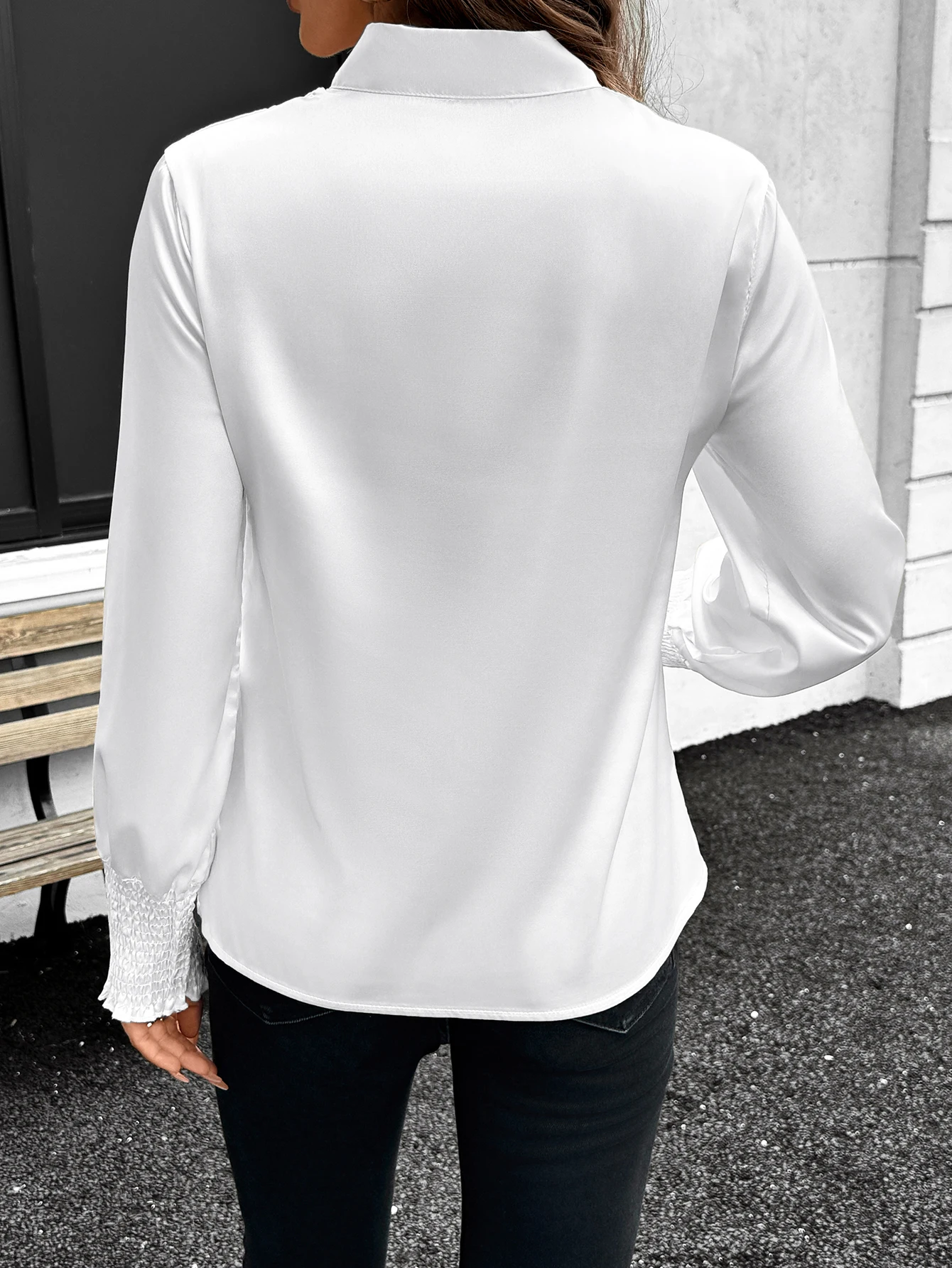 Elegant satijnen shirt met lange mouwen voor dames met geplooide vlinderdas, chique top voor zakelijk of vrijetijdskleding