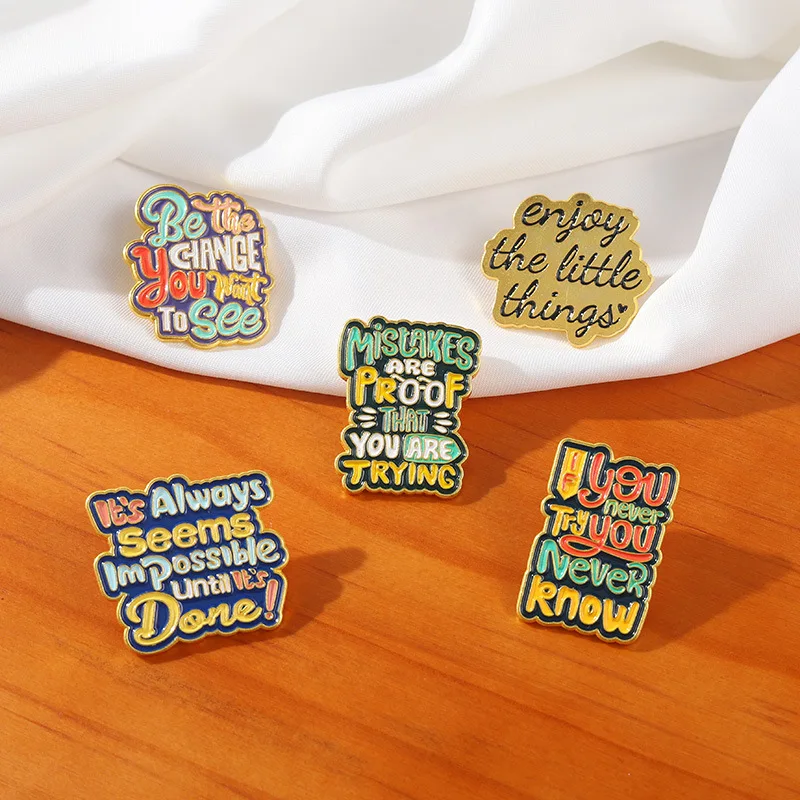 트렌디한 영어 문구 배지 브로치 핀, 원하는 대로 변화하라, 작은 것들을 즐기라, 레터링 코사지 라펠 핀 주얼리 A