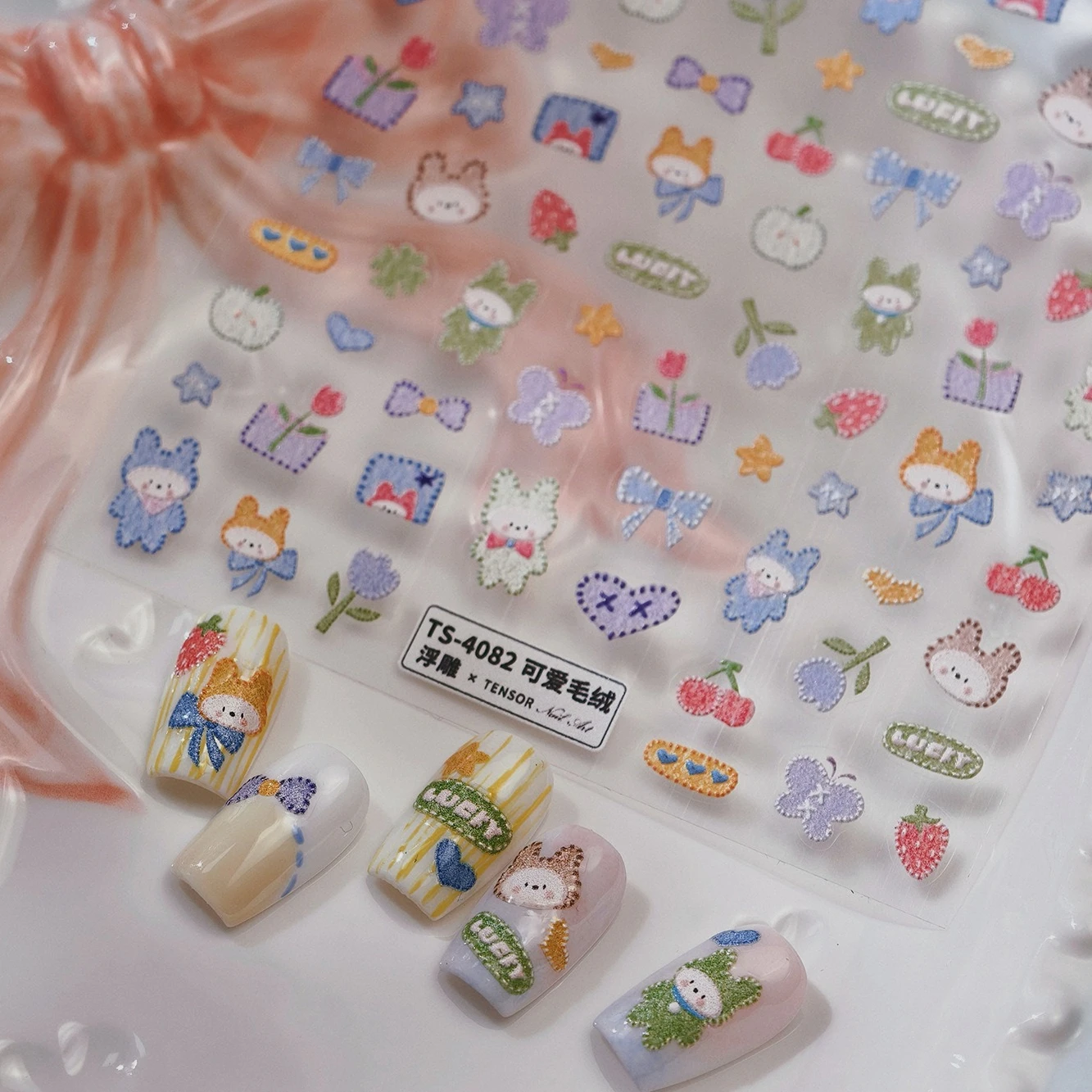 Urocze filcowe naklejki na paznokcie z króliczkiem, jabłkiem, koniczyną, gwiazdą, sercem, truskawką, kwiatem, futrzaną wiśnią, kokardką i motylem do manicure.